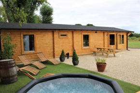 Stunning 5-Bed Cabin in Ashton Under Hill